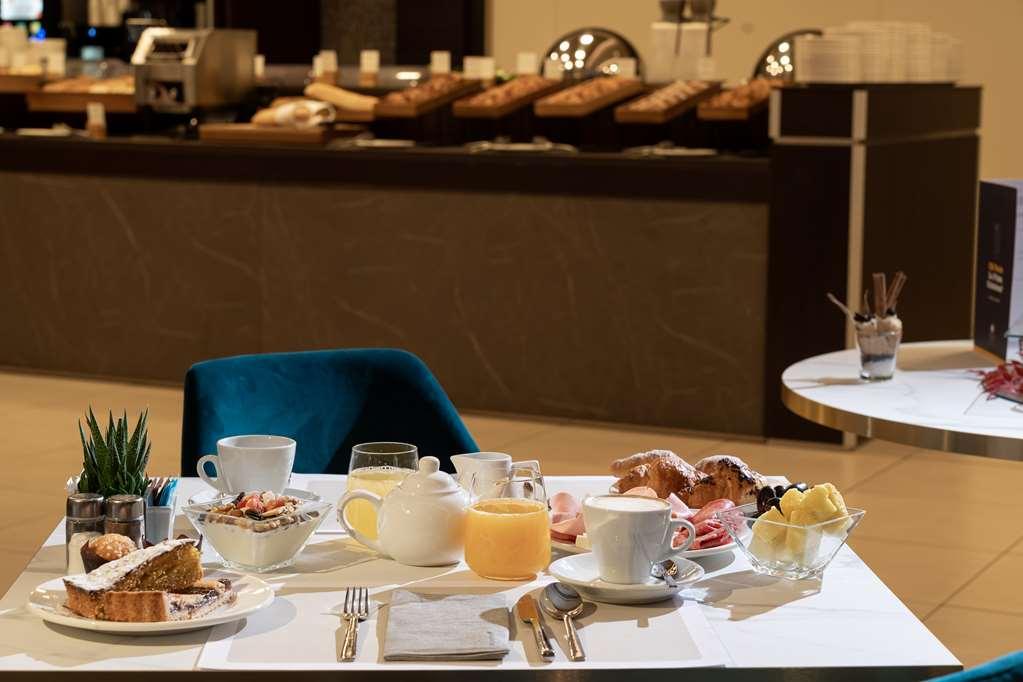 Готель Doubletree By Hilton Milan Malpensa Solbiate Olona Ресторан фото