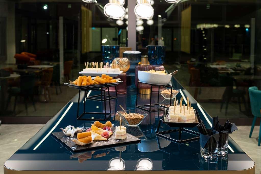 Готель Doubletree By Hilton Milan Malpensa Solbiate Olona Ресторан фото