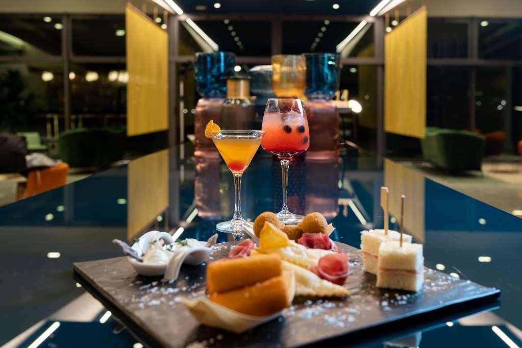 Готель Doubletree By Hilton Milan Malpensa Solbiate Olona Ресторан фото